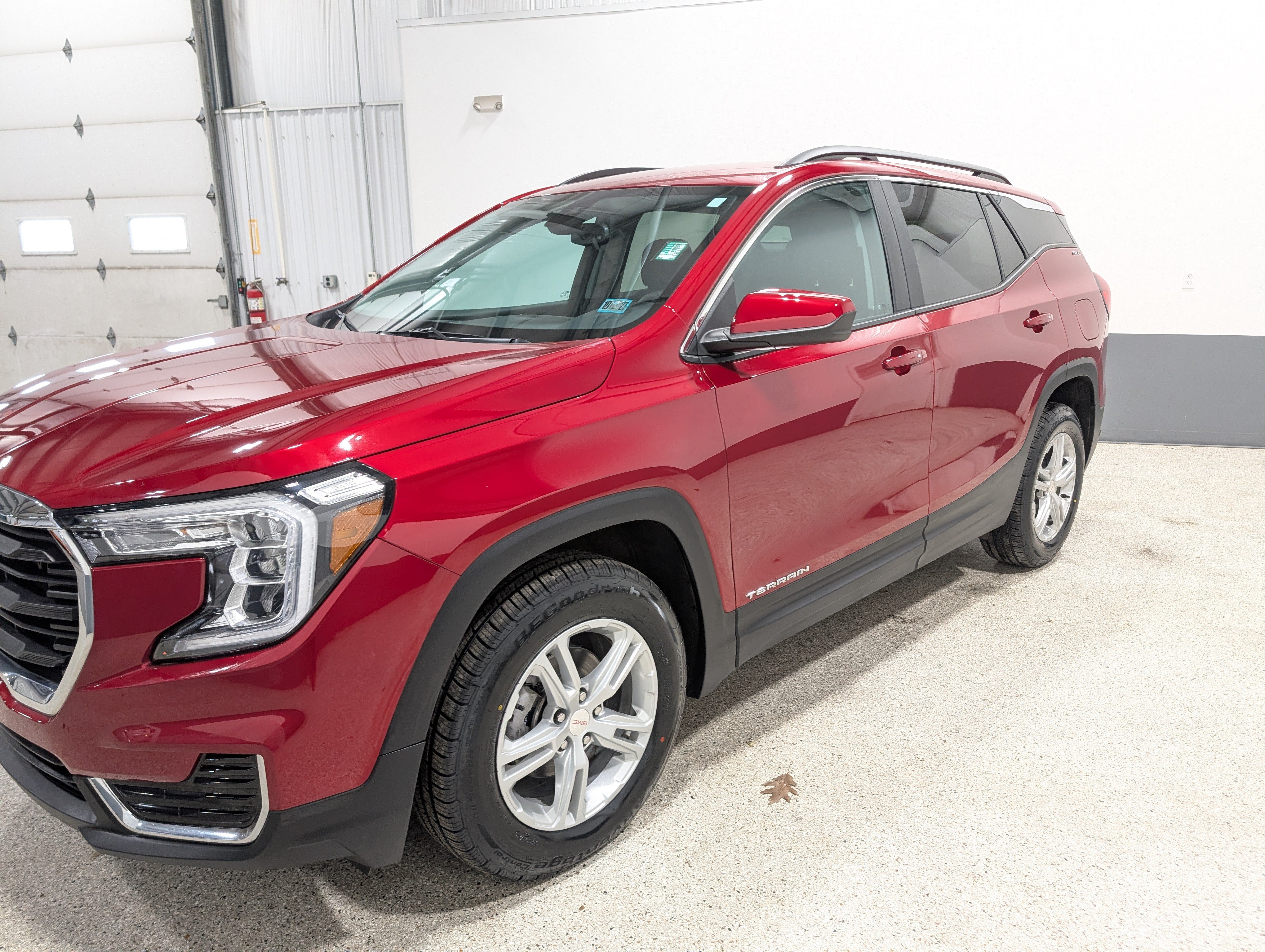 Used 2024 GMC Terrain SLE w/ Driver Convenience Package AWD/4WD image 7