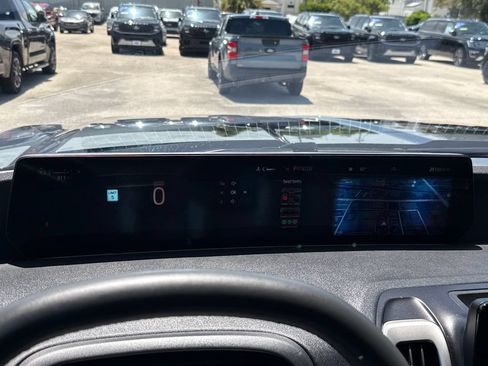 Used 2025 Ford Expedition Active RWD image 17
