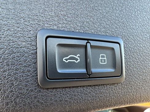 Used 2019 Audi e-tron Prestige w/ Prestige Package image 17