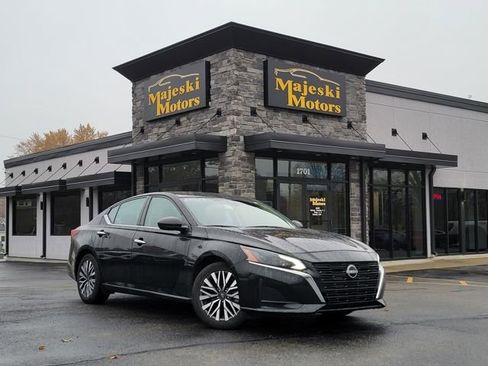 Used 2024 Nissan Altima 2.5 SV image 1