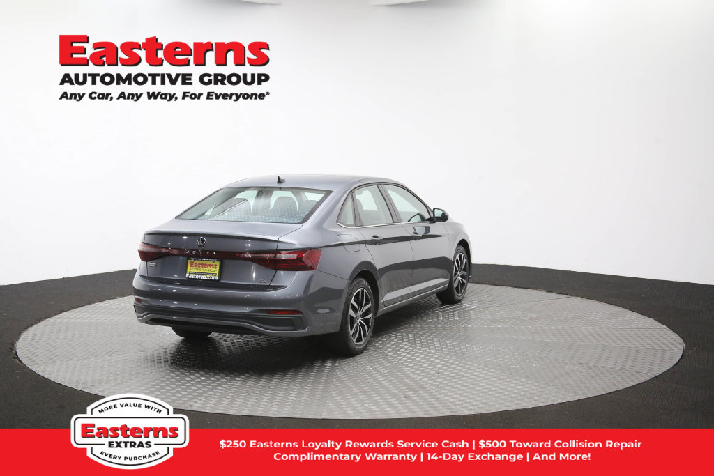 Used 2025 Volkswagen Jetta SE FWD image 39