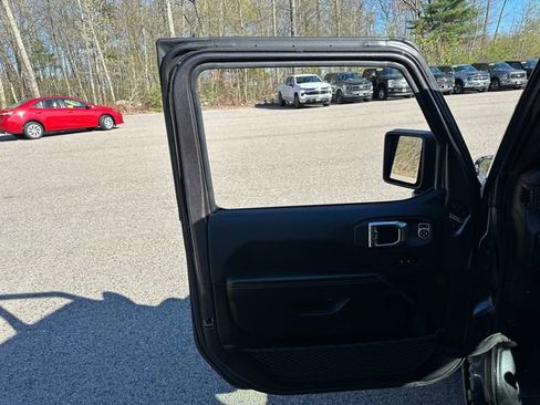 Used 2025 Jeep Wrangler Unlimited Sahara w/ Safety Group AWD/4WD image 29