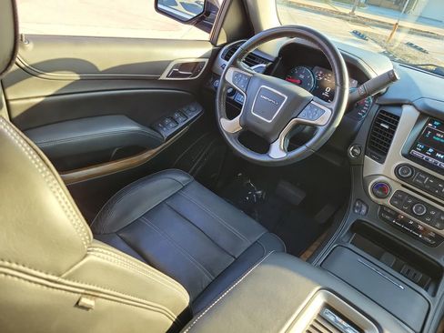 Used 2020 GMC Yukon Denali w/ Denali Premium Package image 18