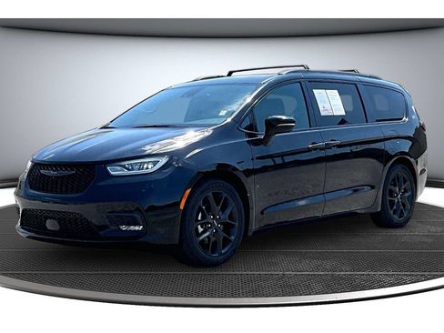 Certified 2025 Chrysler Pacifica Limited FWD image 16
