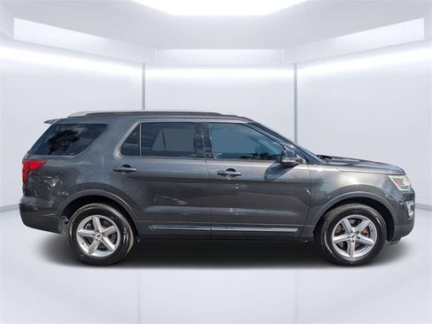 Used 2017 Ford Explorer XLT w/ Equipment Group 202A image 2