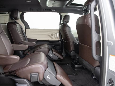 Used 2024 Toyota Sienna Platinum AWD/4WD image 14