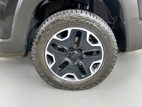 Used 2017 Jeep Renegade Trailhawk AWD/4WD image 28