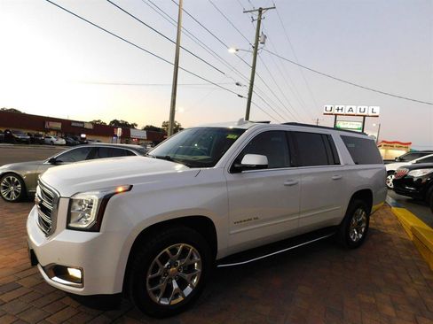 Used 2017 GMC Yukon XL SLT image 3