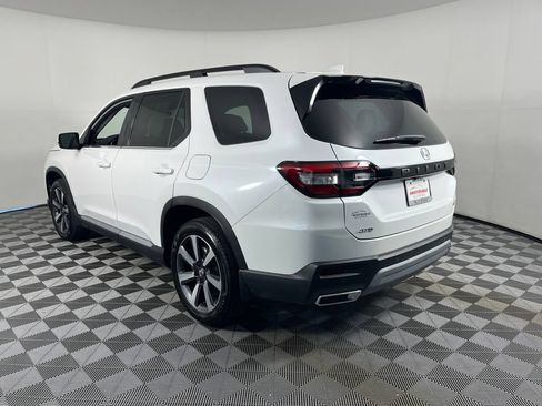 Certified 2025 Honda Pilot Touring image 3
