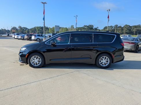 Used 2026 Chrysler Pacifica Select FWD image 2