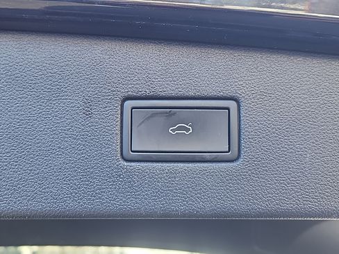 Certified 2022 Volkswagen Tiguan SE image 16