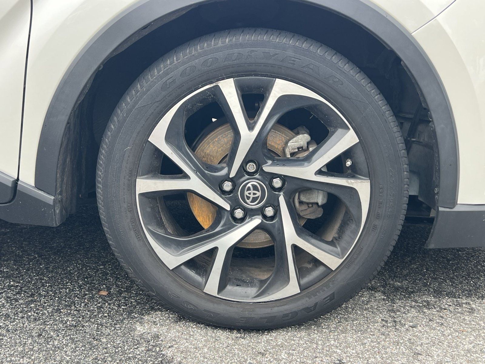 Used 2019 Toyota C-HR XLE FWD image 11