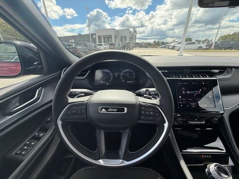 New 2025 Jeep Grand Cherokee Altitude image 14