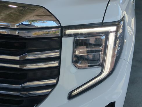 Used 2024 GMC Sierra 1500 SLT image 10