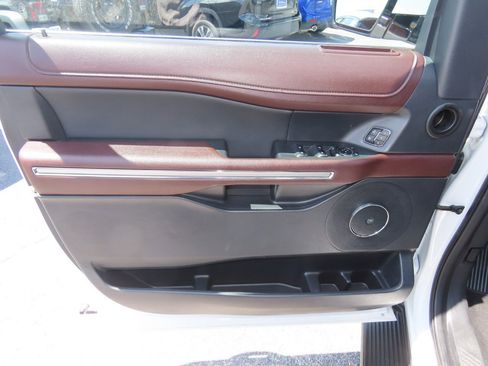 Used 2024 Ford Expedition Limited AWD/4WD image 25