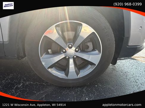 Used 2019 Jeep Cherokee Limited w/ Technology Group AWD/4WD image 16