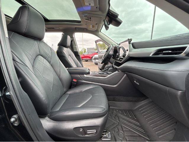 Used 2025 Toyota Highlander Platinum AWD/4WD image 6