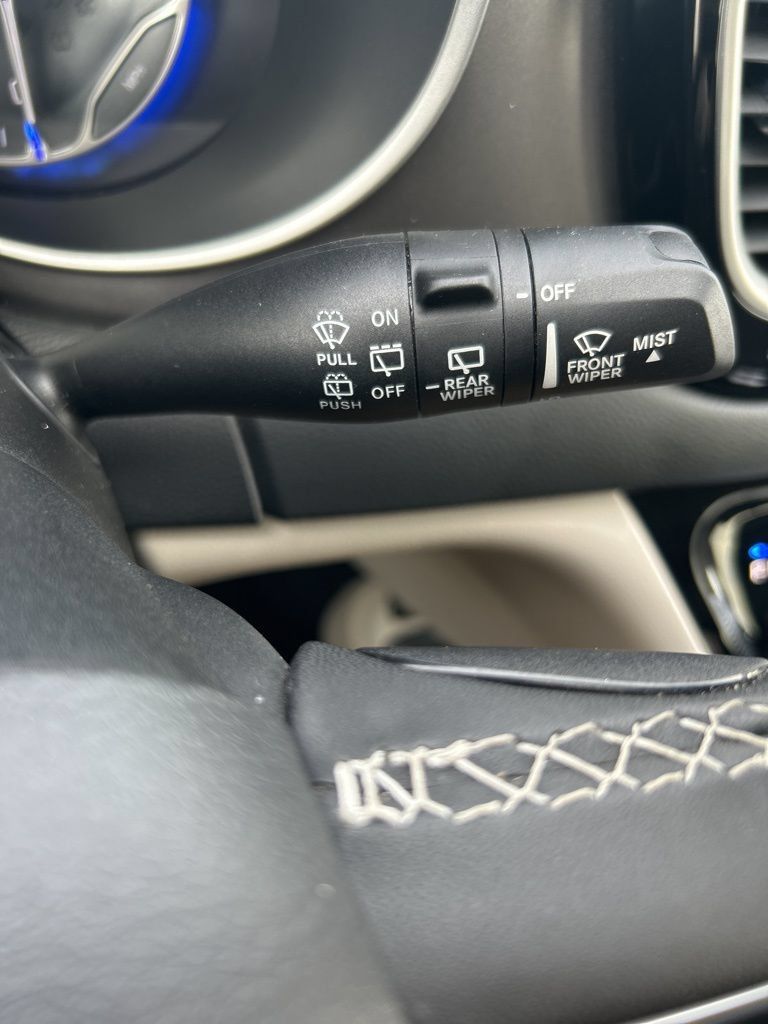 Used 2023 Chrysler Pacifica Touring-L FWD image 31