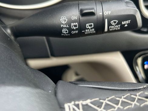 Used 2023 Chrysler Pacifica Touring-L FWD image 31