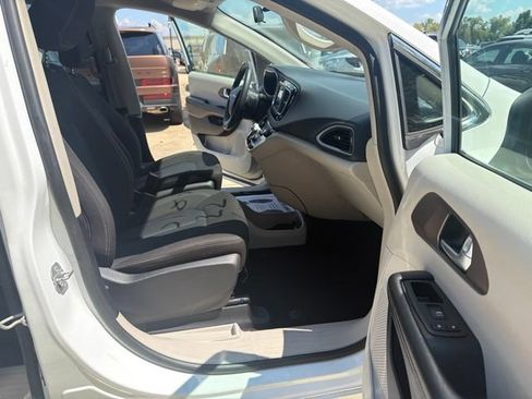 Used 2022 Chrysler Voyager LX FWD image 25