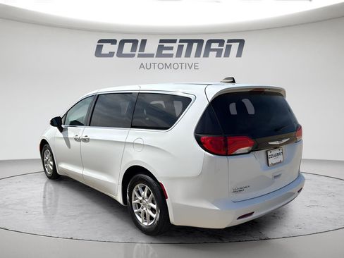 Used 2023 Chrysler Voyager LX FWD image 3