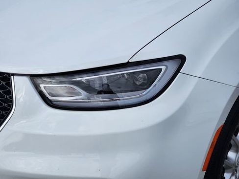 Used 2025 Chrysler Pacifica Select FWD image 9