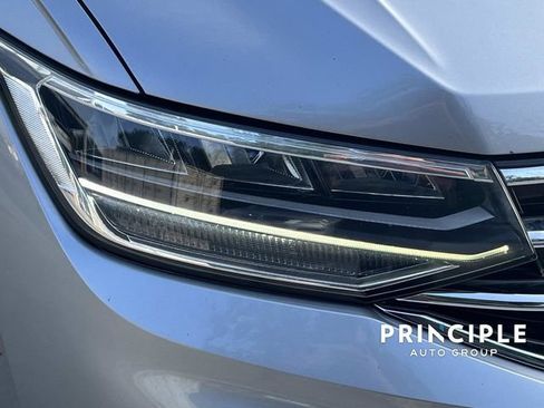 Used 2023 Volkswagen Tiguan SE w/ Panoramic Sunroof Package FWD image 9