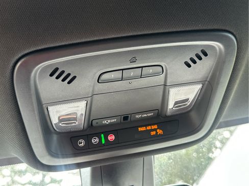 Used 2022 Chevrolet Traverse LT image 42