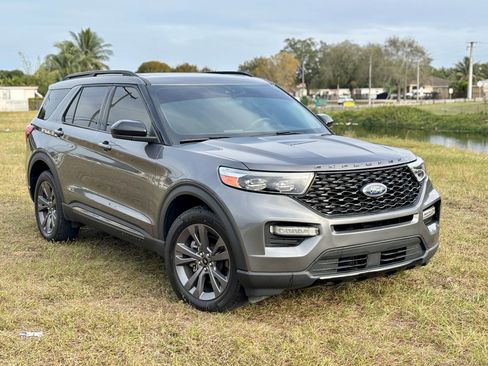 Used 2023 Ford Explorer XLT w/ Equipment Group 202A image 3