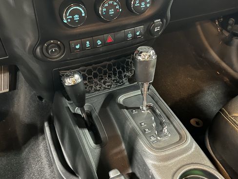 Used 2015 Jeep Wrangler Unlimited Rubicon w/ Connectivity Group image 24