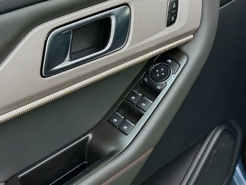 Used 2025 Ford Explorer Active AWD/4WD image 18