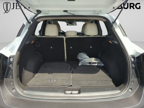Certified 2025 Nissan Kicks SR FWD image 17
