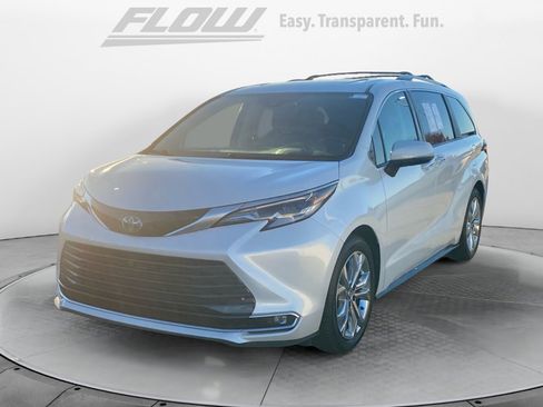 Used 2023 Toyota Sienna Platinum image 3
