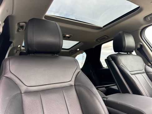 Used 2018 Land Rover Discovery SE image 16