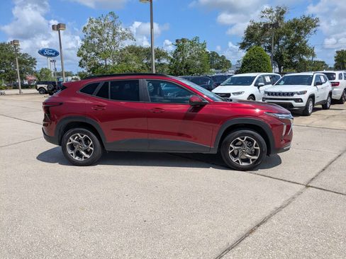 Used 2025 Chevrolet Trax LT FWD image 2