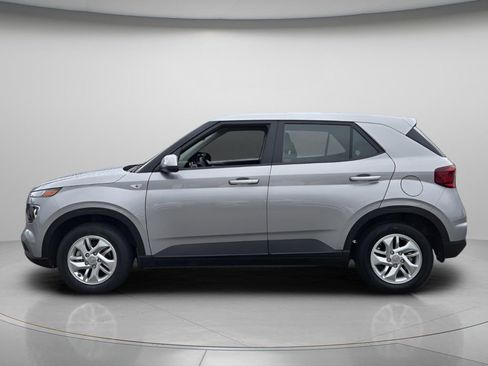 Certified 2025 Hyundai Venue SE image 3
