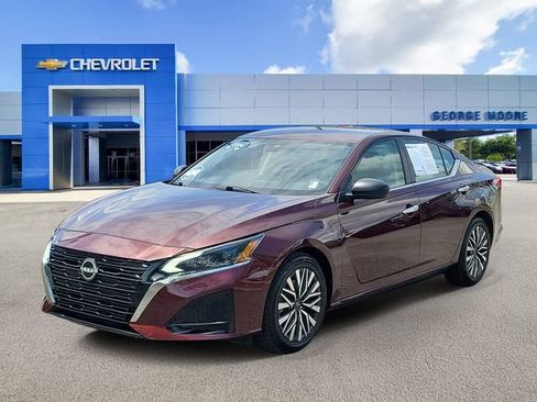 Used 2024 Nissan Altima 2.5 SV FWD image 2