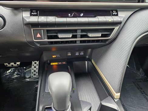 Used 2025 Toyota Camry SE w/ Multimedia Upgrade Package image 33