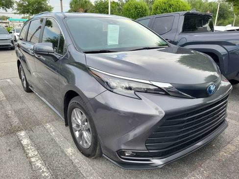 Used 2025 Toyota Sienna XLE FWD image 2