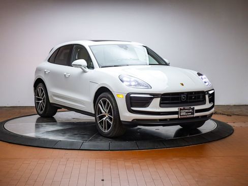 Certified 2026 Porsche Macan image 14