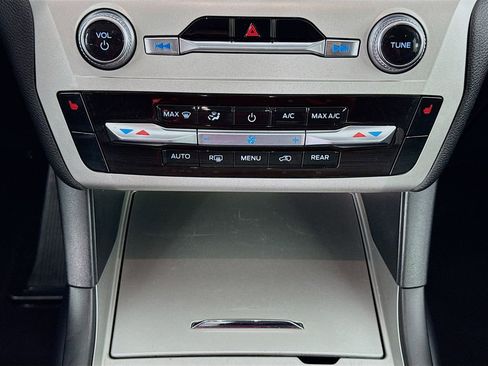 Used 2022 Ford Explorer XLT image 40