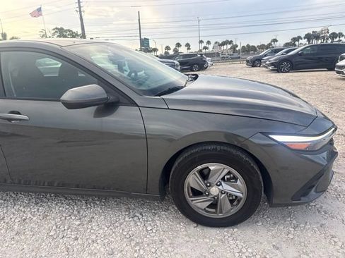 Used 2025 Hyundai Elantra SE FWD image 4