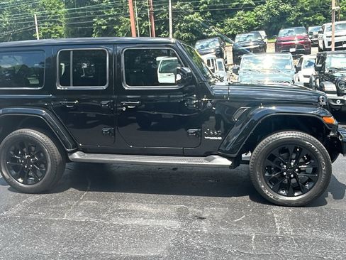 Used 2022 Jeep Wrangler Unlimited Sahara AWD/4WD image 4