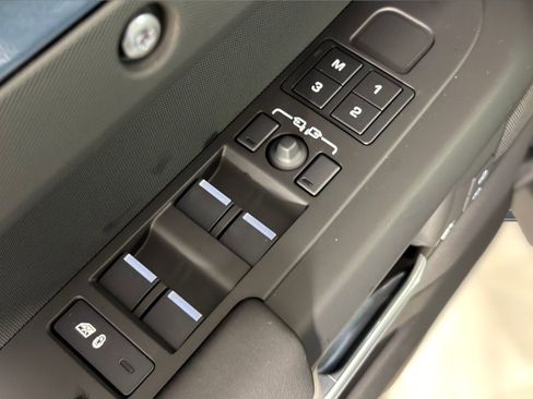 Used 2026 Land Rover Defender 110 S image 12