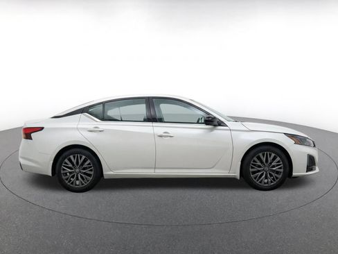 Used 2025 Nissan Altima 2.5 SV FWD image 14
