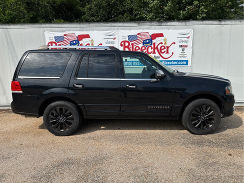 Used 2015 Lincoln Navigator 2WD image 2