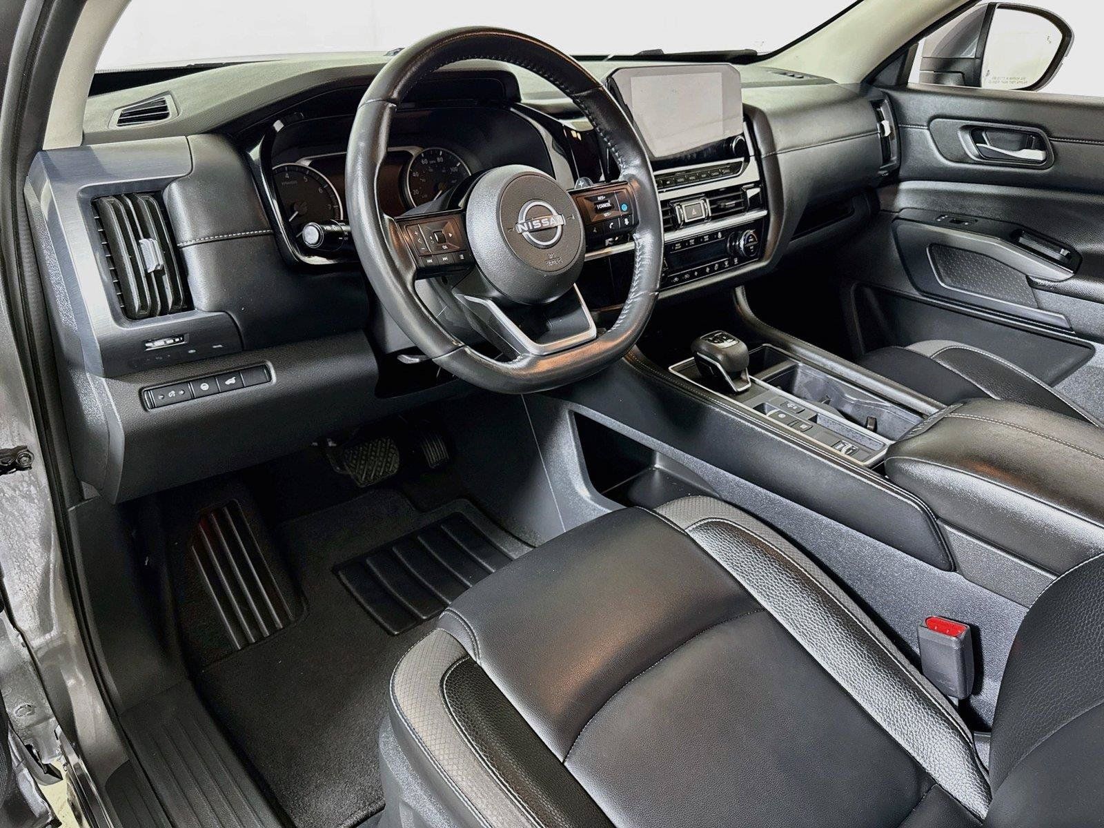 Used 2025 Nissan Pathfinder SL FWD image 7