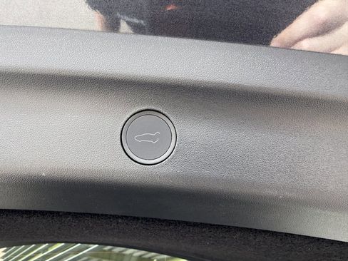 Used 2025 Tesla Model Y Long Range RWD image 40