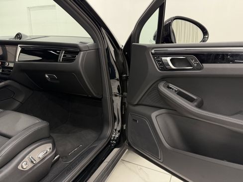 Certified 2025 Porsche Macan image 22