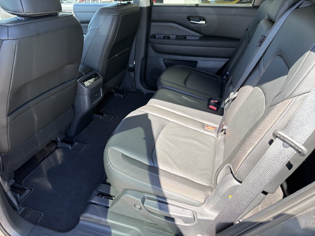 Used 2023 Nissan Pathfinder SL w/ Lighting Package (N92) AWD/4WD image 21